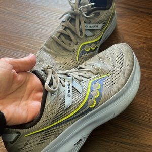 Saucony pwrrun guide 16, women size 8, track running sneakers
